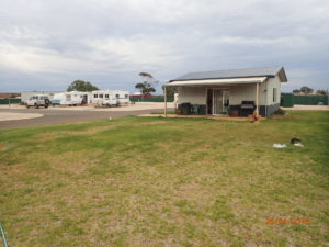 Very nicely kept Menzies caravan park. What more could you want? The pub is directly opposite.